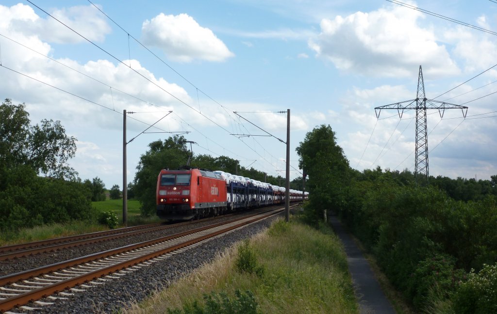 185 186-4 fuhr am 08.06.2012 mit einem Gterzug von Osnabrck nach Emden, hier kurz vor Leer.