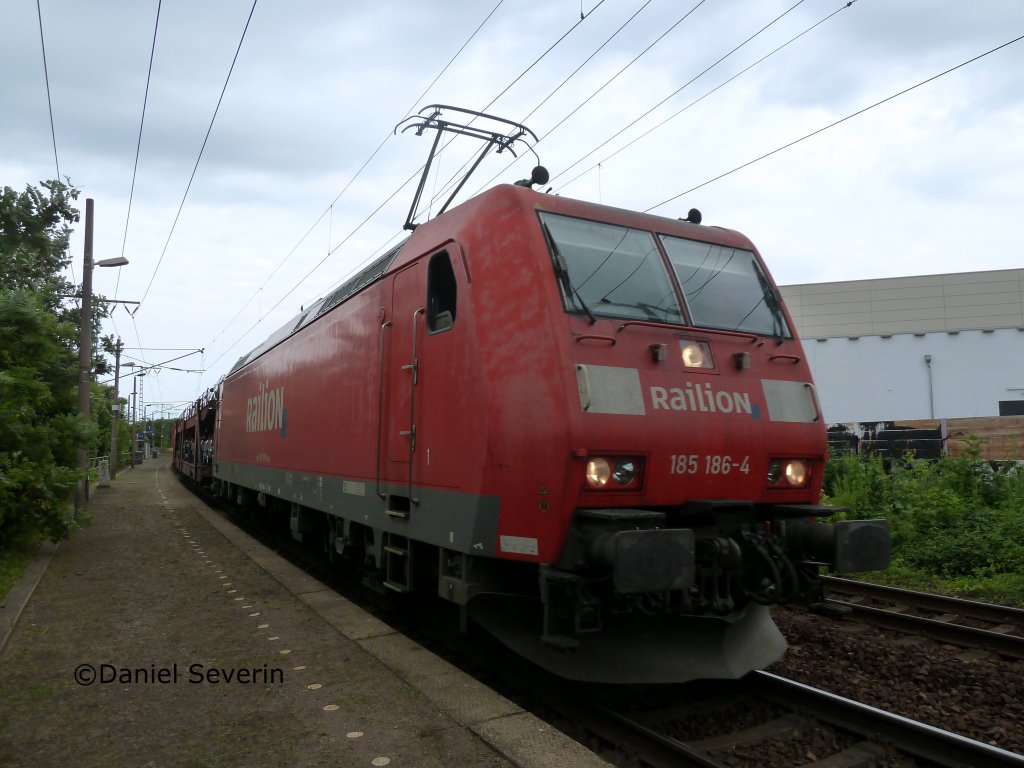 185 186 Railion durchfhrt mit einem Skoda(Fabia,Octavia(RS),Yeti,Scout) Autozug Dresden Cotta.
1.7.11