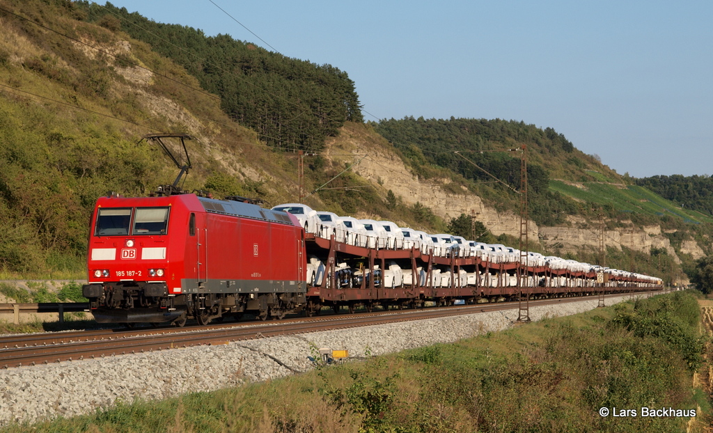 185 187-2 bringt einen Audizug aus Ingolstadt durch das Maintal Richtung Norden. Karlstadt, 4.09.12.