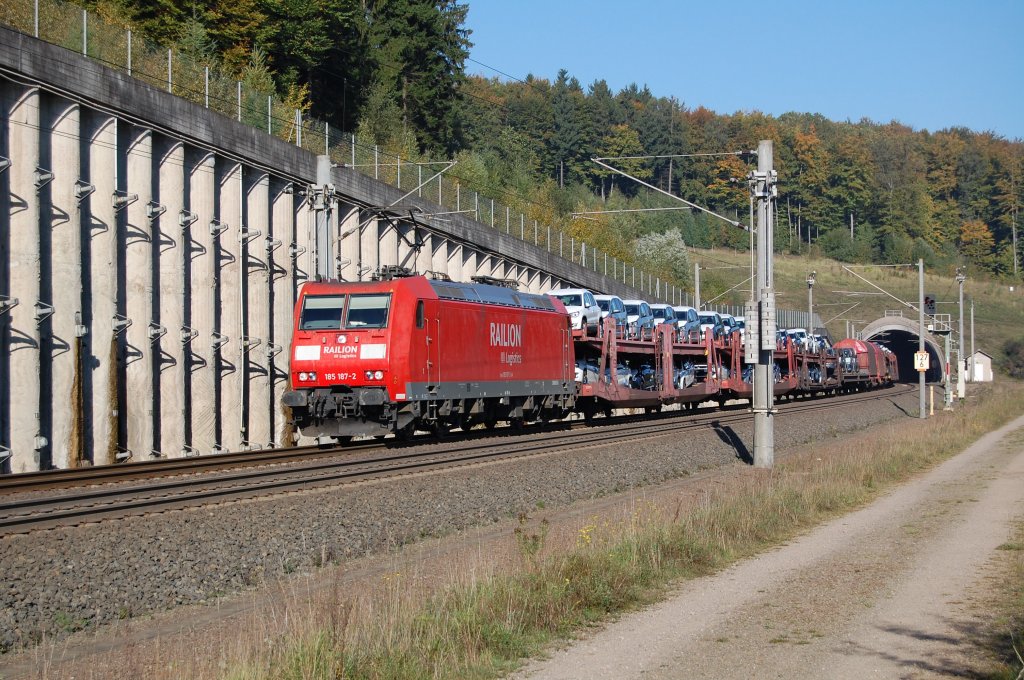 185 187-2 mit einem gemischten Gterzug bei der Ausfahrt des Sdportals vom Eggetunnel, 09.10.2010.