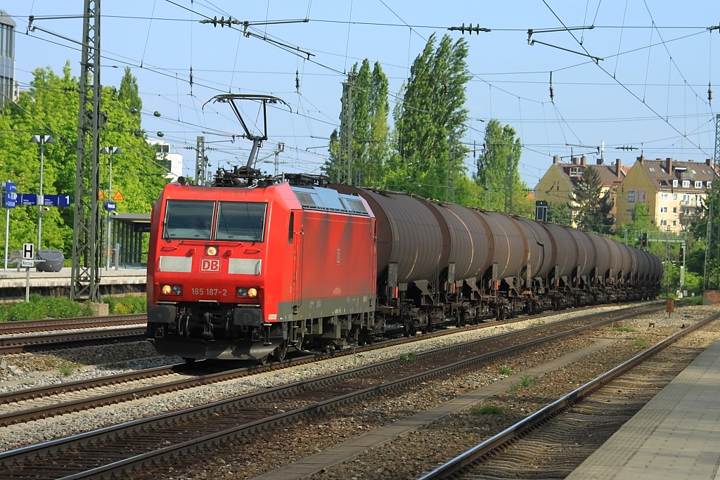 185 187-2 mit einigen Kesselwagen bei M�nchen-Heimeranplatz (18.05.2013)