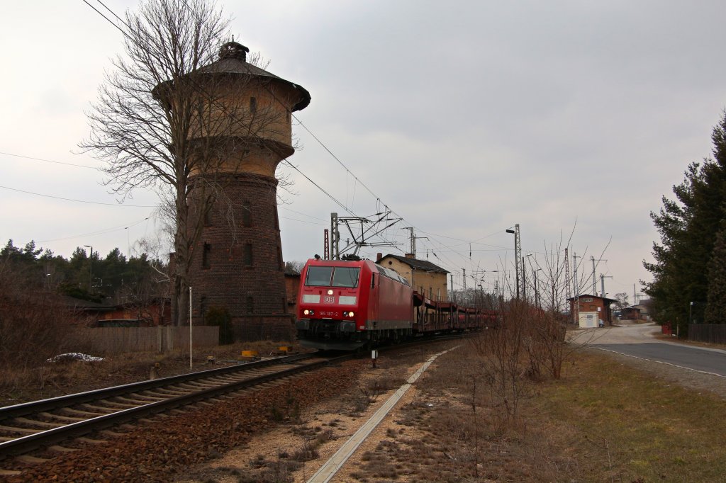 185 187-2 passiert am 03.04.13 den alten Wasserturm in Rderau. Am Haken hat sie einen langen Mischer in Richtung Dresden.