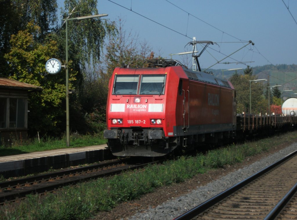 185 187-2 von Railion mit gemischten Gterzug am 13.10.10, Richtung Wrzburg, durch Himmelstadt.