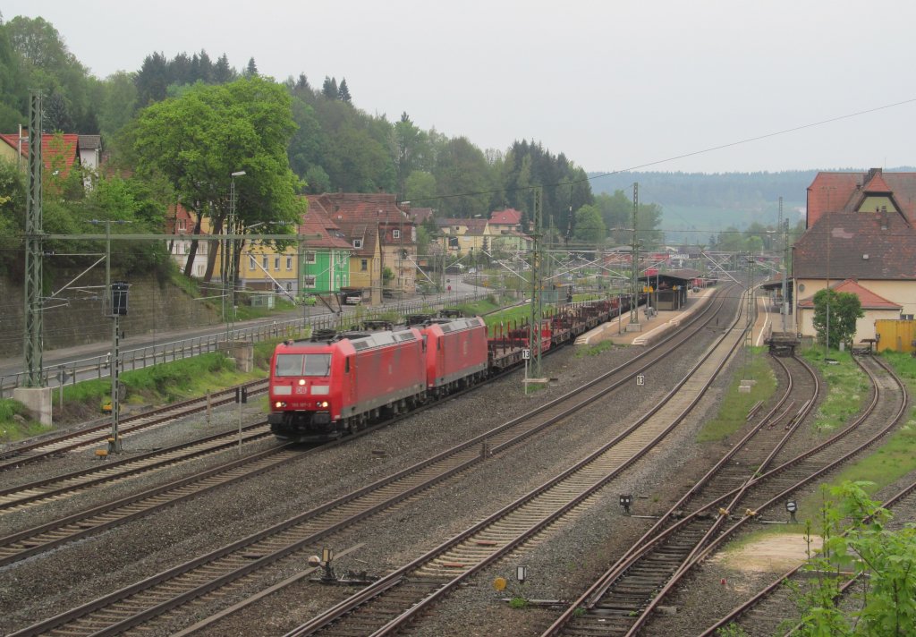 185 187-2 zieht am 09. Mai 2013 eine weitere 185 und einen Flachwagenzug durch Kronach in Richtung Lichtenfels.