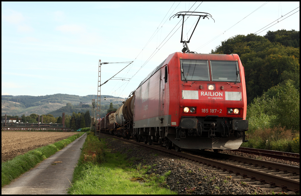 185 187 (9180 6185 187-2 D-DB) hat den abendlichen Gterzug aus Finnentrop am Haken und bringt ihn in Richtung Hagen-Vorhalle. (Hohenlimburg am 20.09.2010)