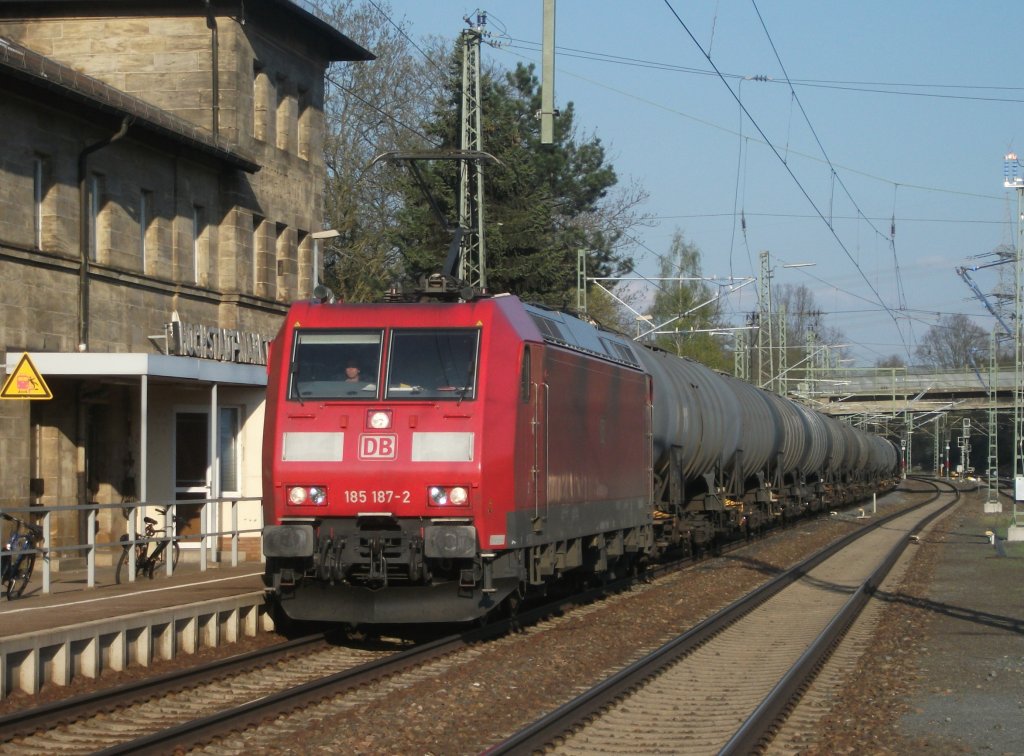 185 187 durchfhrt am 25. April 2013 mit einem Kesselzug den Bahnhof Hochstadt-Marktzeuln Richtung Lichtenfels.