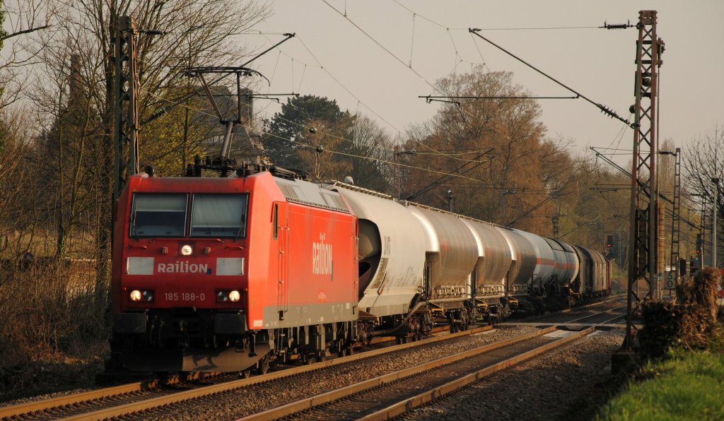 185 188-0 mit einem gemischtem Gterzug in Solingen am 29.03.2011