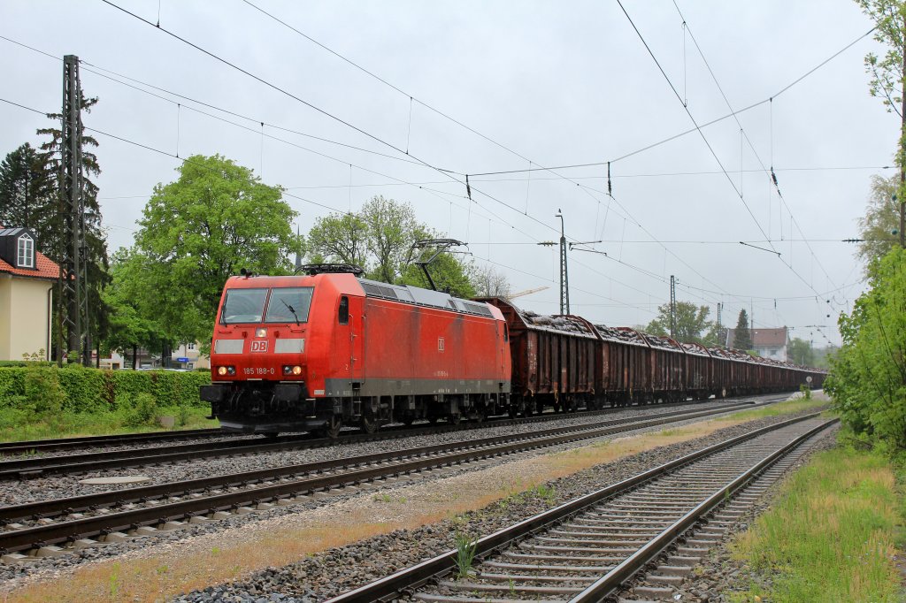 185 188-0 mit einem Holzzug beim Halt im Priener Bahnhof. Aufgenommen am 10. Mai 2013.