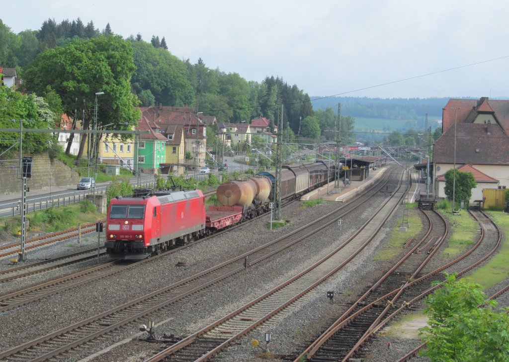 185 188-0 zieht am 25. Mai 2013 einen gemischten G�terzug durch Kronach.