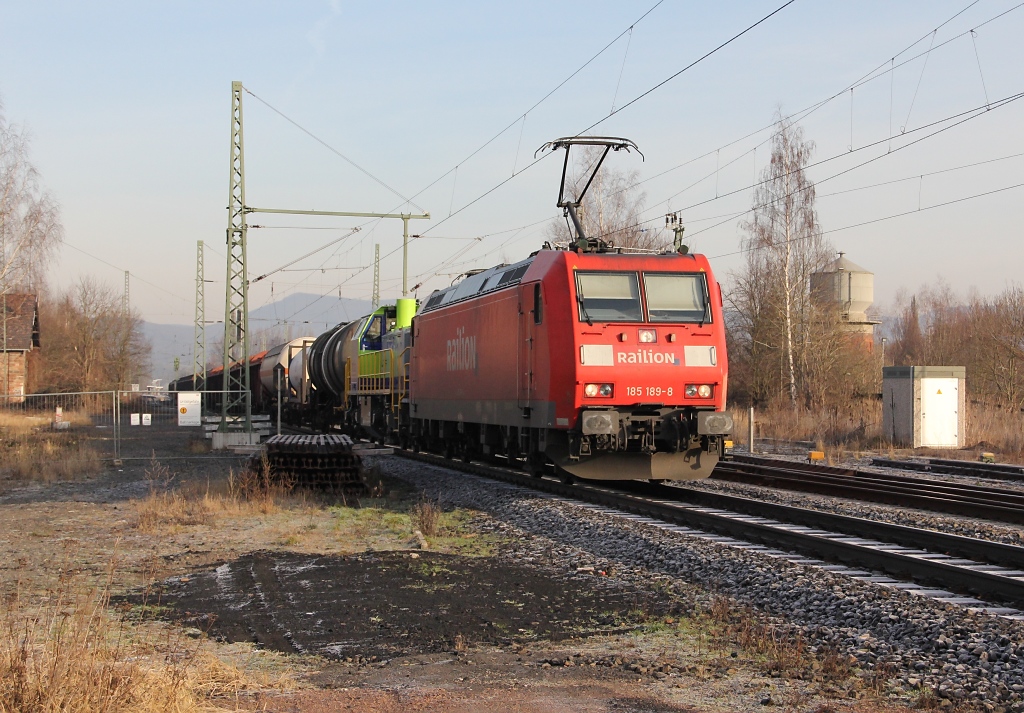 185 189-8 mit einer sehr interessanten Wagenlok, eine G1700BB der BLS, und einem gemischtem Gterzug in Fahrtrichtung Sden. Aufgenommen am 18.01.2012 am B Eltmannshausen/Oberhone.