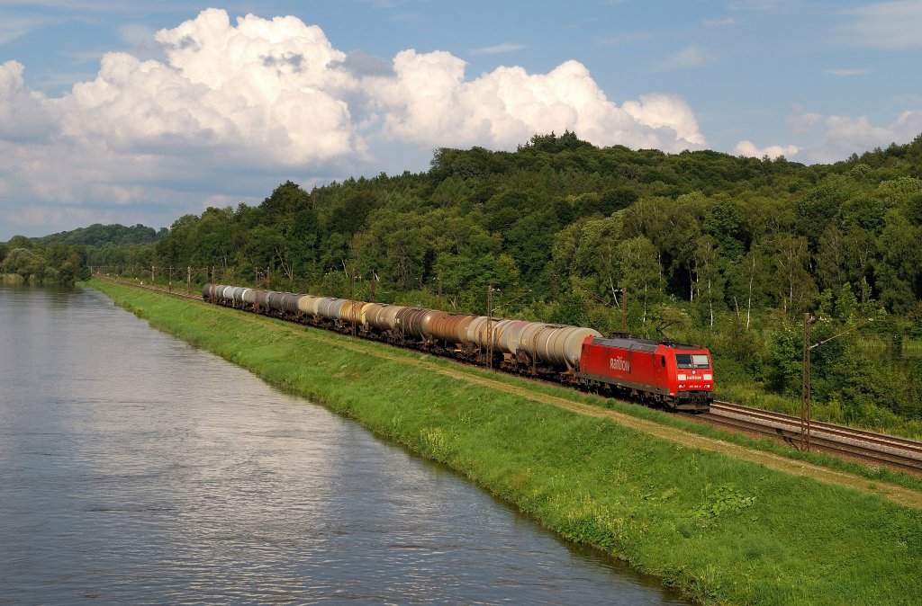 185 189 mit Kesselzug vor G�nzburg (03.08.2010)