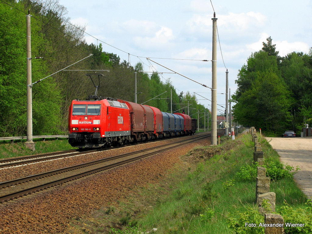 185 190-6 mit einem beschaulichem Feiertagsgterzug am 2.Mai Richtung Sden durch Bestensee.