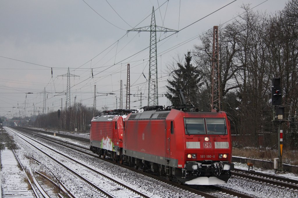 185 190 berfhrte am 14.1.14 den in Eller verunfallte 189 065 nach Gremberg.
Da die Lok nur auf einer Seite kuppelbar war fuhr der Zug als Drehfahrt von Eller ber Wedau nach Oberhausen-West.
Von dort aus ber Oberhausen Hbf-Duisburg Hbf,Wedau,Ratingen,Dsseldorf und Opladen nach Gremberg.
V/max war 30 Km/h bzw in Weichen 20 Km/h.

Aufgenommen in Ratingen-Lintorf.