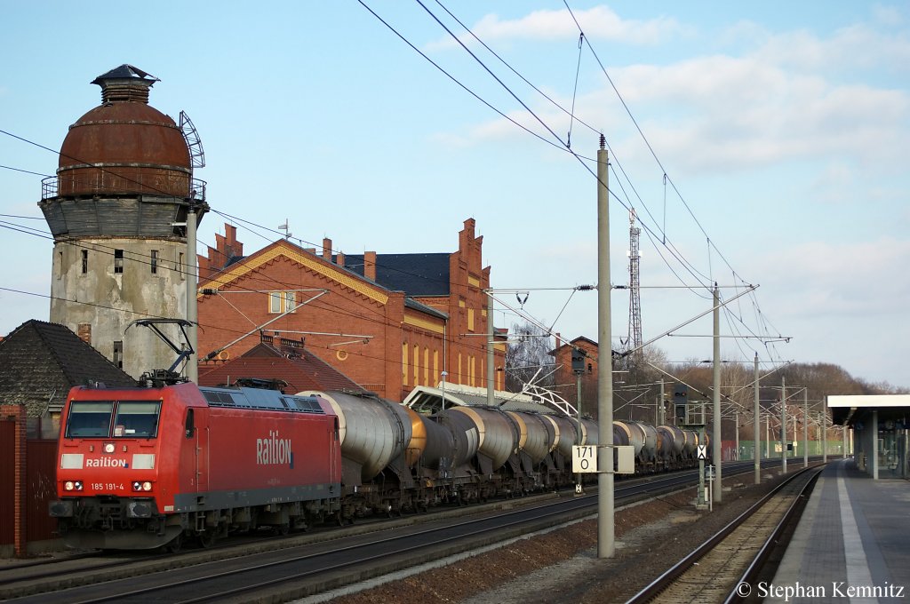 185 191-4 mit einem Kesselzug in Rathenow in Richtung Stendal unterwegs. 05.03.2011