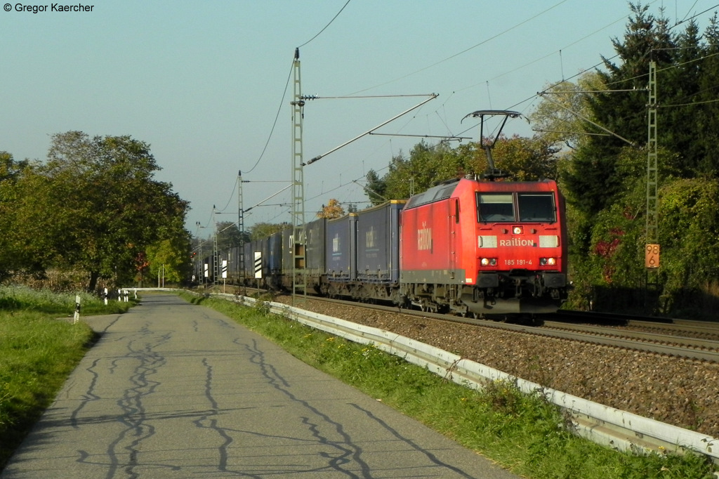 185 191-4 mit einem KLV Richtung Sden bei Rastatt-Niederbhl kurz vor dem Abzweig Rastatt-Sd. Aufgenommen am 21.10.2011.