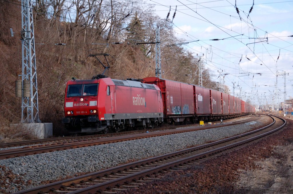 185 191 zieht am 27.02.10 einen Autoteilezug durch Eilenburg Richtung Halle(S).
