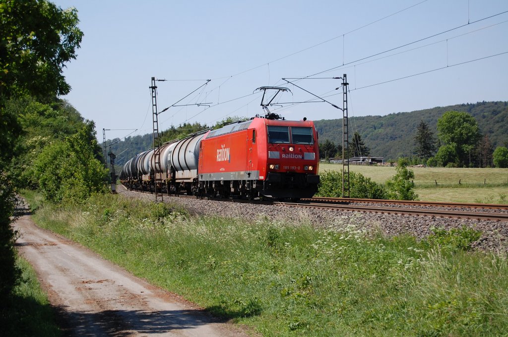 185 193-0 f�hrt mit ihrem Kesselwagenzug im Beketal auf Altenbeken zu, 03.06.2011