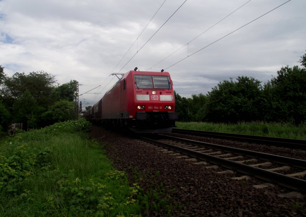 185 194-8 mit Schotterwagenzug bei Maintal Ost am 27.05.13 