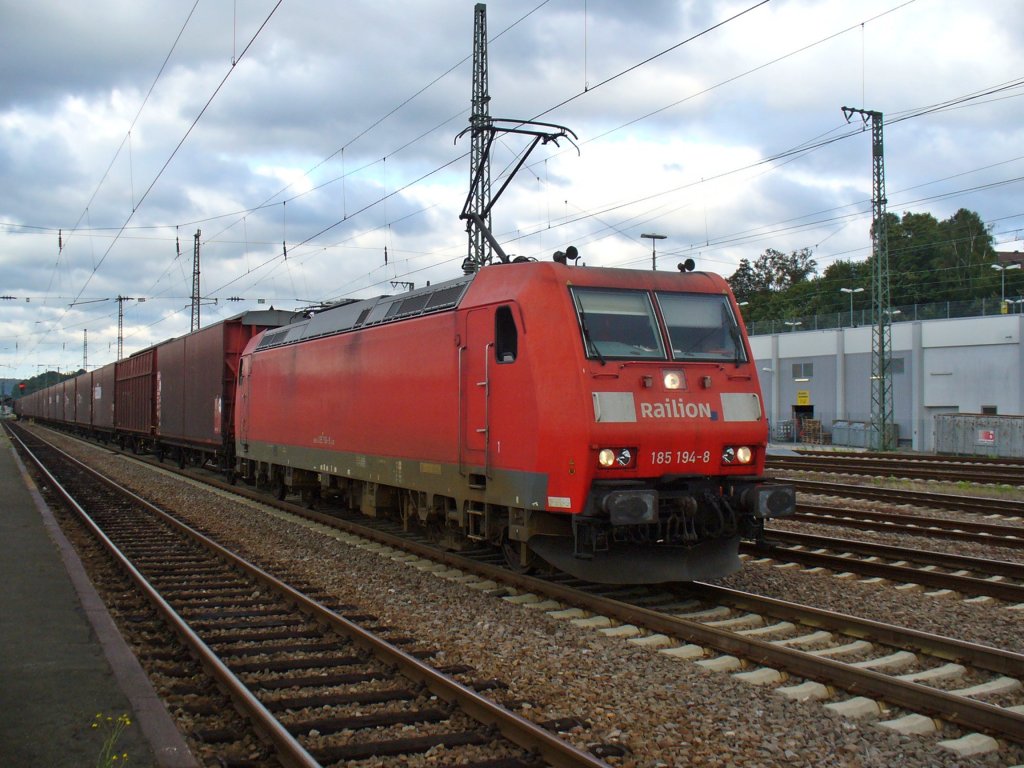 185 194-8 steht mit dem Opelzug Rsselsheim - Einsiedlerhof am 13.09.2011 vor einem roten Signal in Kaiserslautern