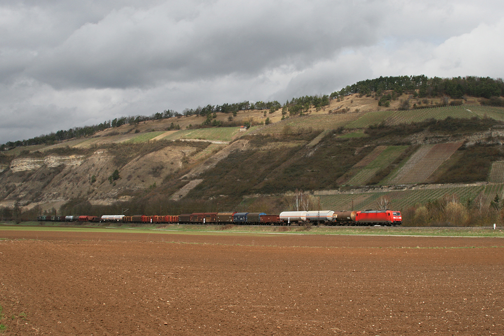 185 194 mit einem gemischten Gterzug am 31.03.2010 bei Thngersheim im Maintal.