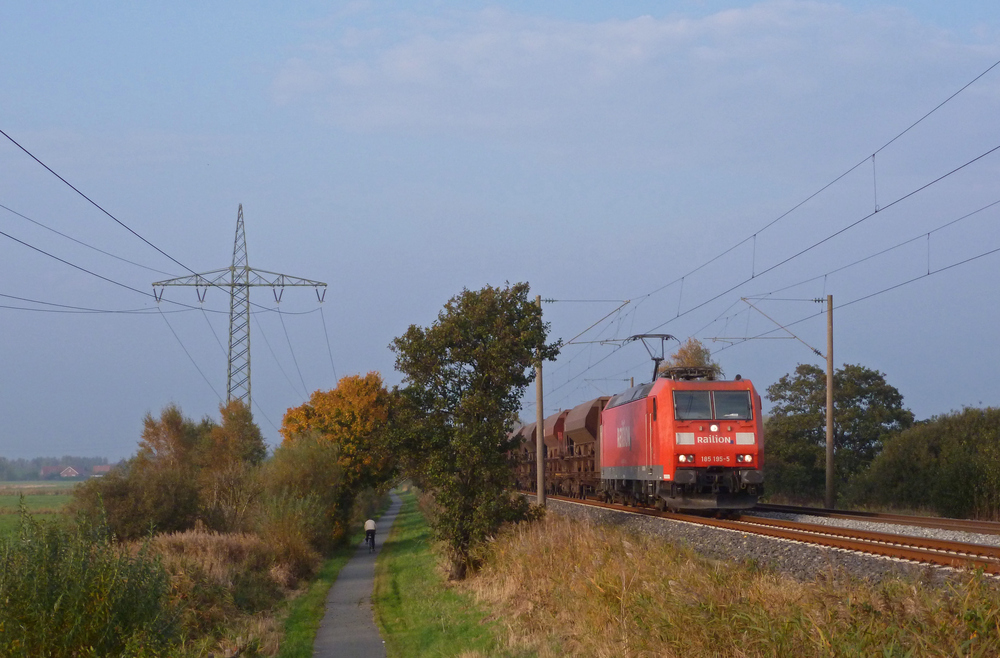 185 195-5 fuhr am 22.10.2012 mit einem Kieszug von Emden nach Osnabrck, hier sdlich von Leer.