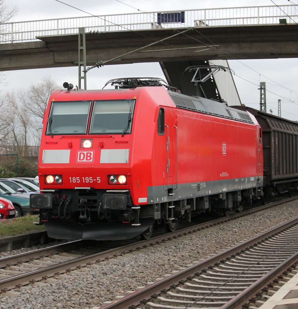 185 195-5 mit dem Redbull - Zug in Orschweier. (28.01.2013)