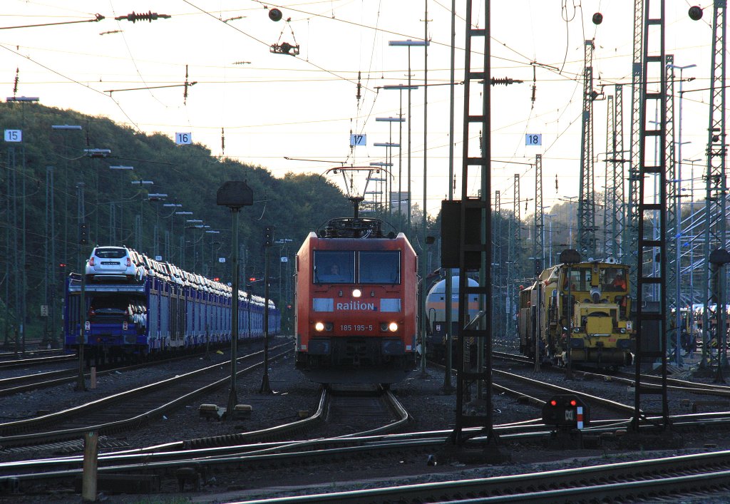 185 195-5 von Railion rangiert in Aachen-West in der Abendstimmung am 28.9.2012.