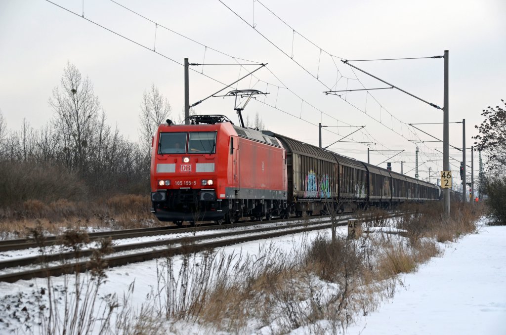 185 195 zog am 13.12.12 einen langen gemischten Gterzug durch Greppin Richtung Dessau.