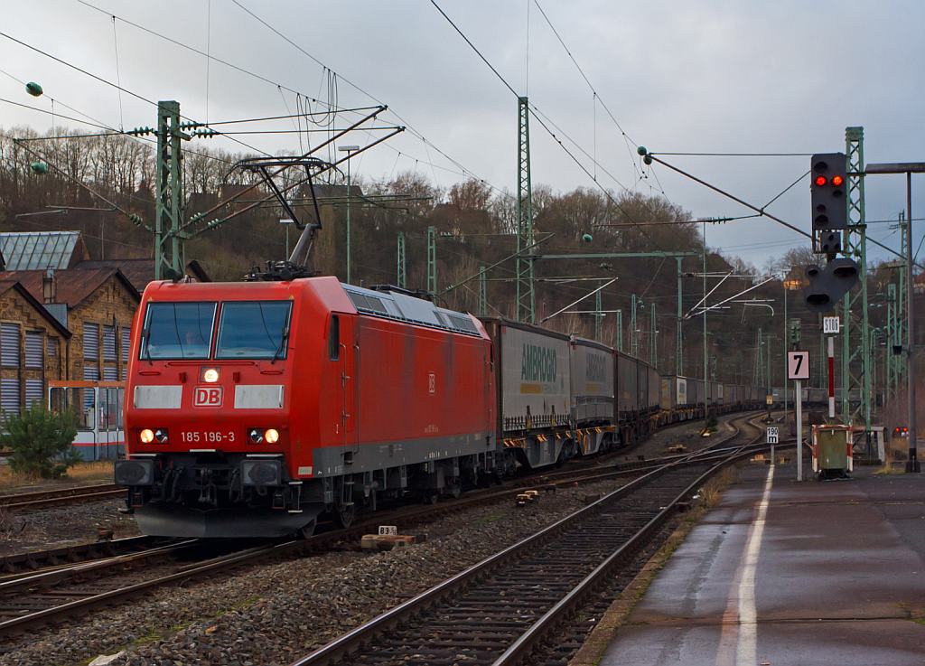 185 196-3 mit einem Ganzzug aus Gelenkwagen mit 6 Radstzen der Gattung Sggmrss beladen mit Wechselbrcken, fhrt am 15.12.2012 durch den Bahnhof Betzdorf/Sieg in Richtung Siegen.