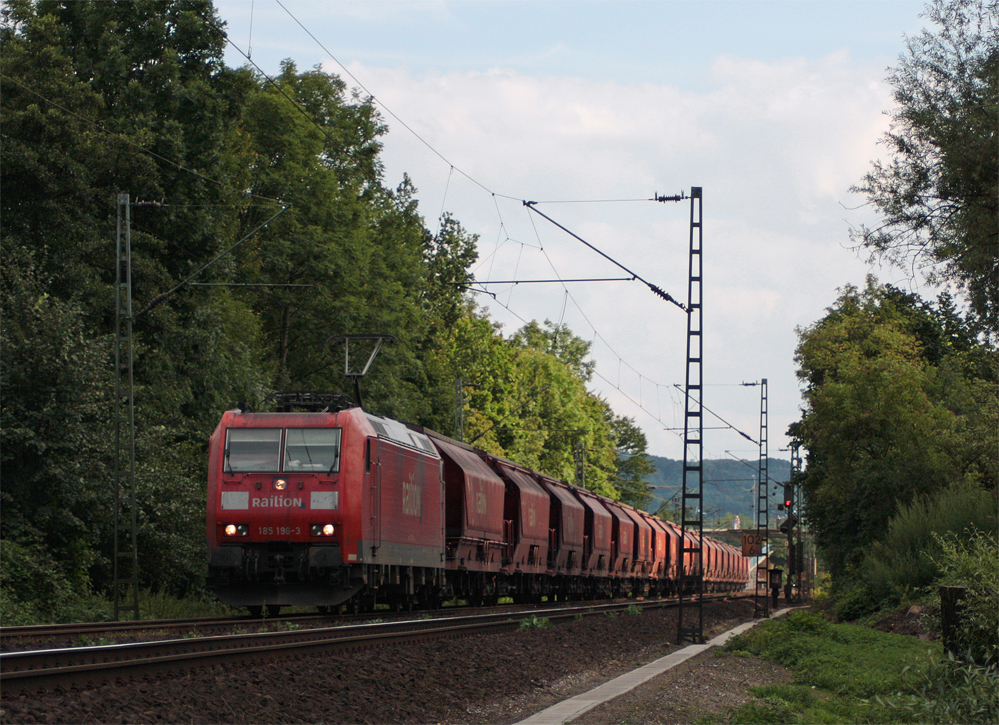 185 196-3 mit einem Gterzug Richtung Kln zwischen Bad Honnef und Rhndorf, 9.8.10