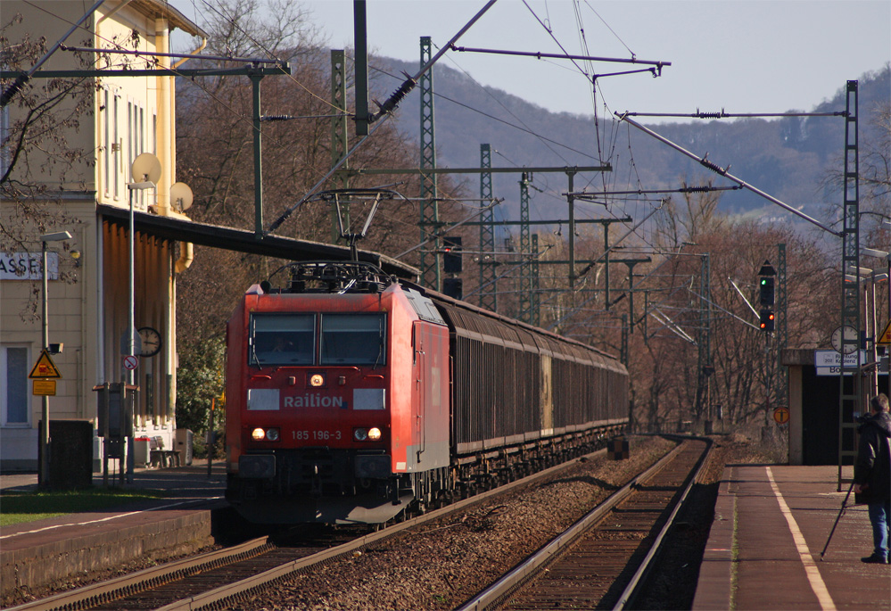 185 196-3 mit einem G�terzug Richtung Troisdorf bei der Durchfahrt in Bonn-Oberkassel, 19.3.11