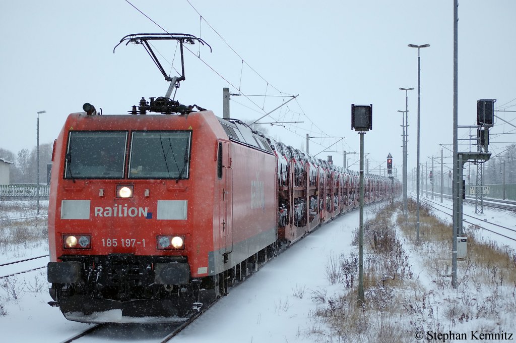 185 197-1 mit dem Toyota Autozug muss wegen ICE und IC berholung in Rathenow einen zwischen Stop einlegen. 17.12.2010