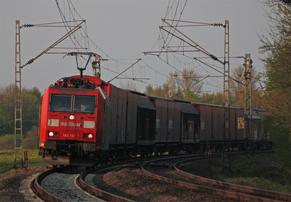 185 197-1 mit einem Gterzug nach Aachen-West am Km 25.4, 18.4.10