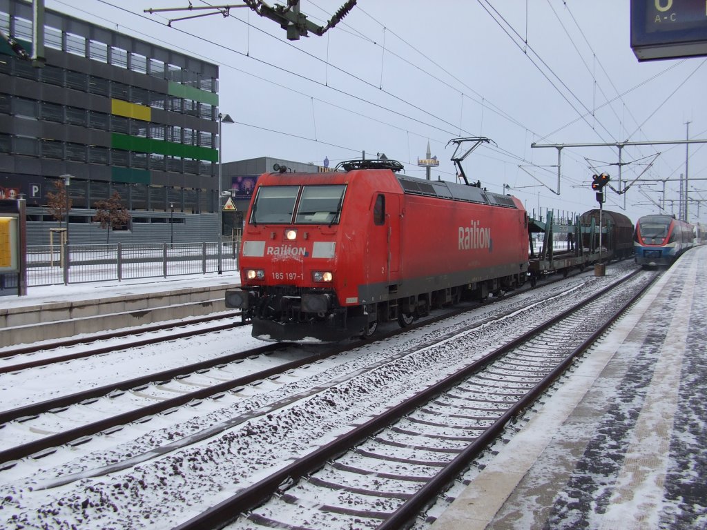 185 197-1 mit einem Gterzug durch Bielefeld. Aufgenommen am 14.12.2010.
