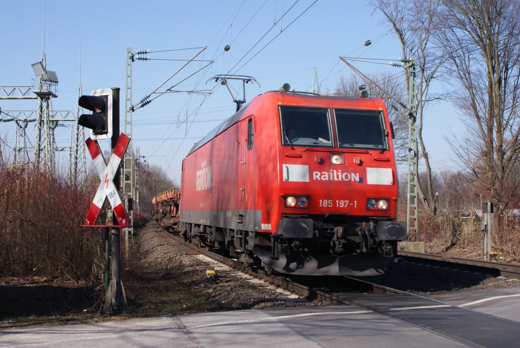 185 197-1 mit leeren Slp-s Wagen am Km 28,190 in Dsseldorf am 10.03.2010 um 14:01 Uhr