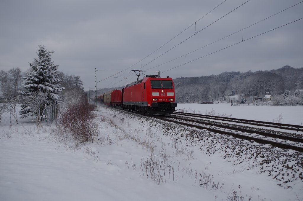 185 197 mit gemischten Gterzug am 09.02.2013 bei Nagel auf der Frankenwaldbahn. 