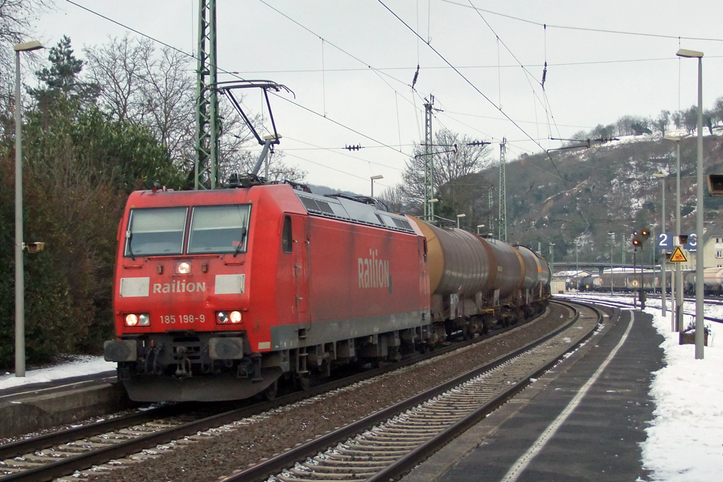 185 198-9 bei der Durchfahrt in Linz am Rhein 5.1.2011