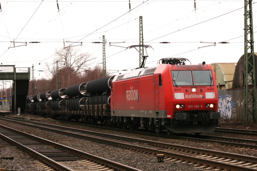 185 198-9 mit dem Mannesmann Rhrenzug am B Ripshorsterstr.
5.2.2010
