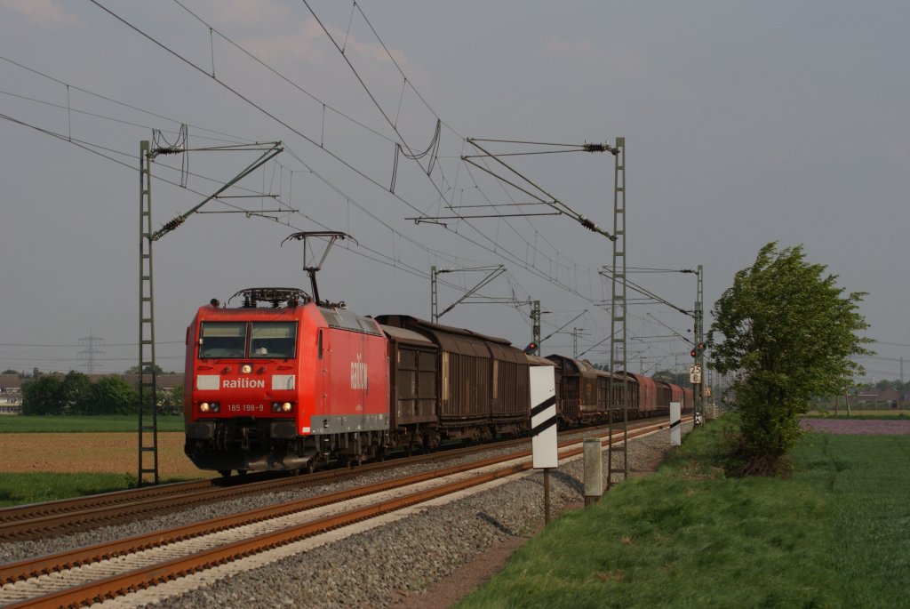 185 198-9 mit einem gemischten Gterzug in Neuss-Allerheiligen am 30.04.2011