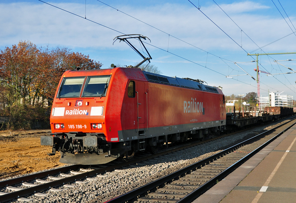 185 198-9 mit gem. Gterzug durch den Bf Bonn-Oberkassel - 25.11.2011