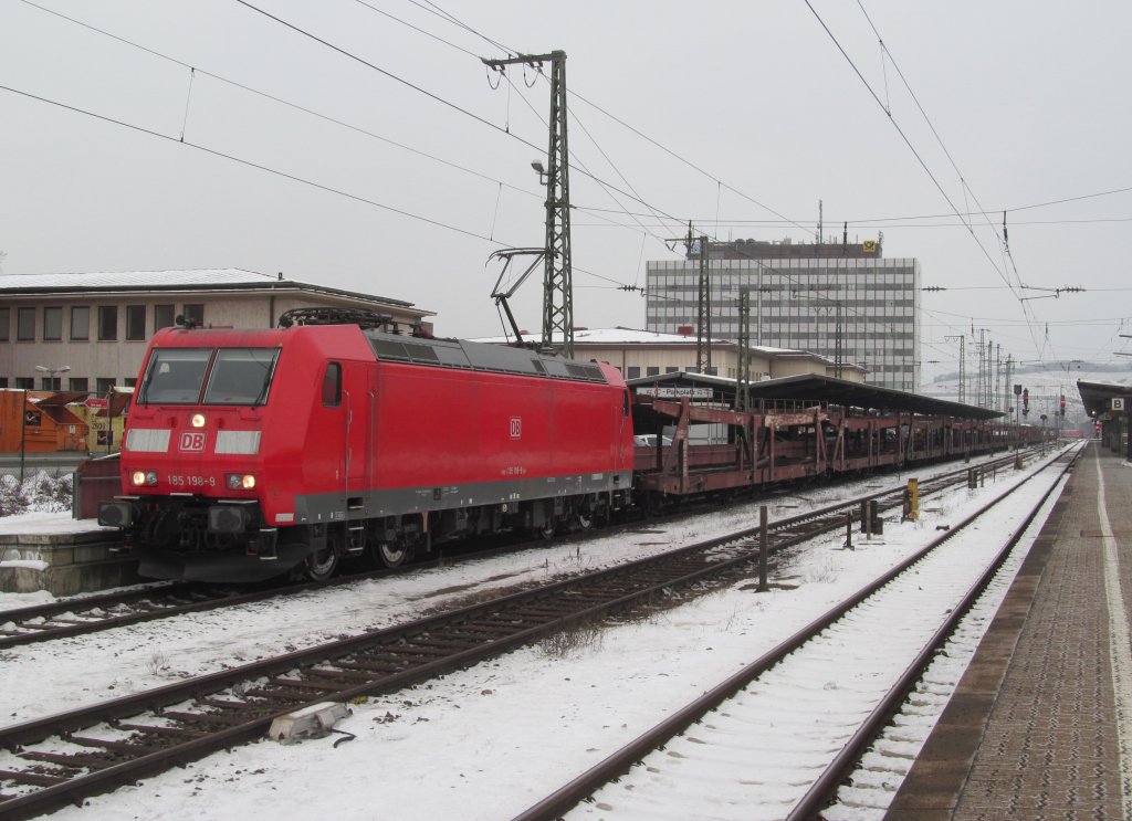 185 198-9 steht am 26. Januar 2013 mit einem langen Autotransportzug im Wrzburger Hbf.