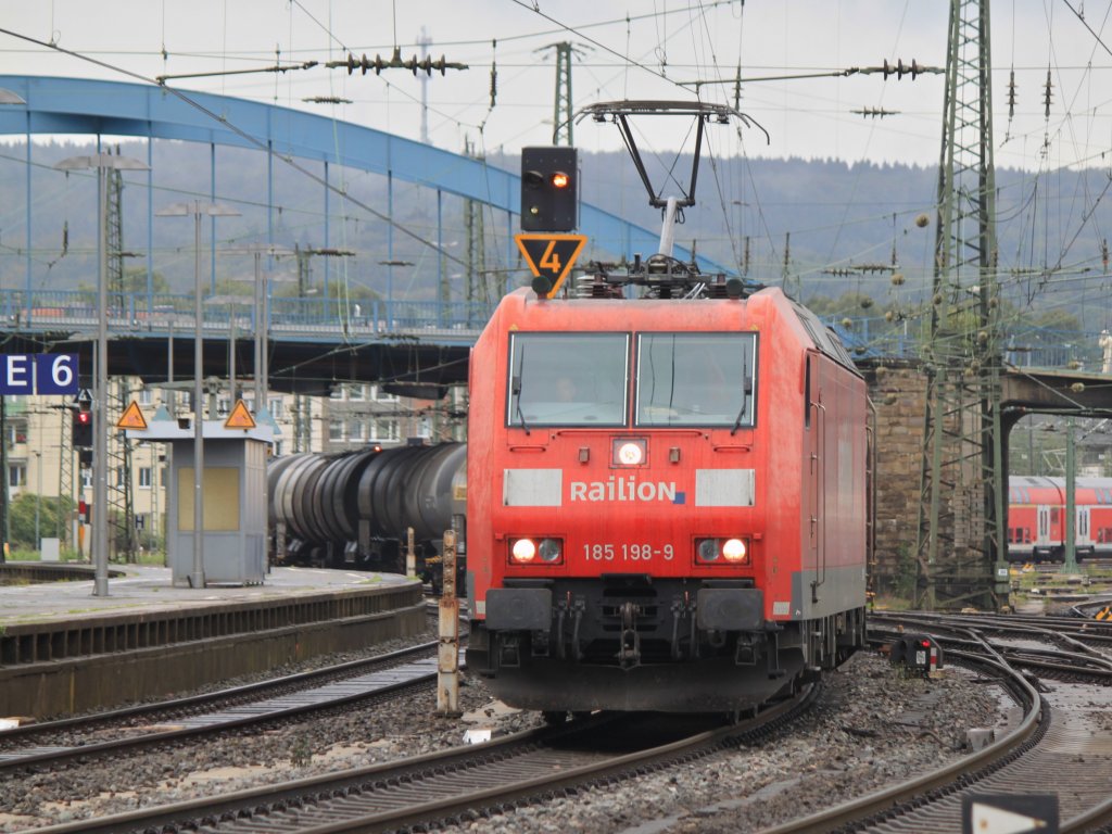 185 198-9 zieht am 08.09.2011 einen Kesselzug ber Gleis 5 durch den Aachener Hbf Richtung Kln.