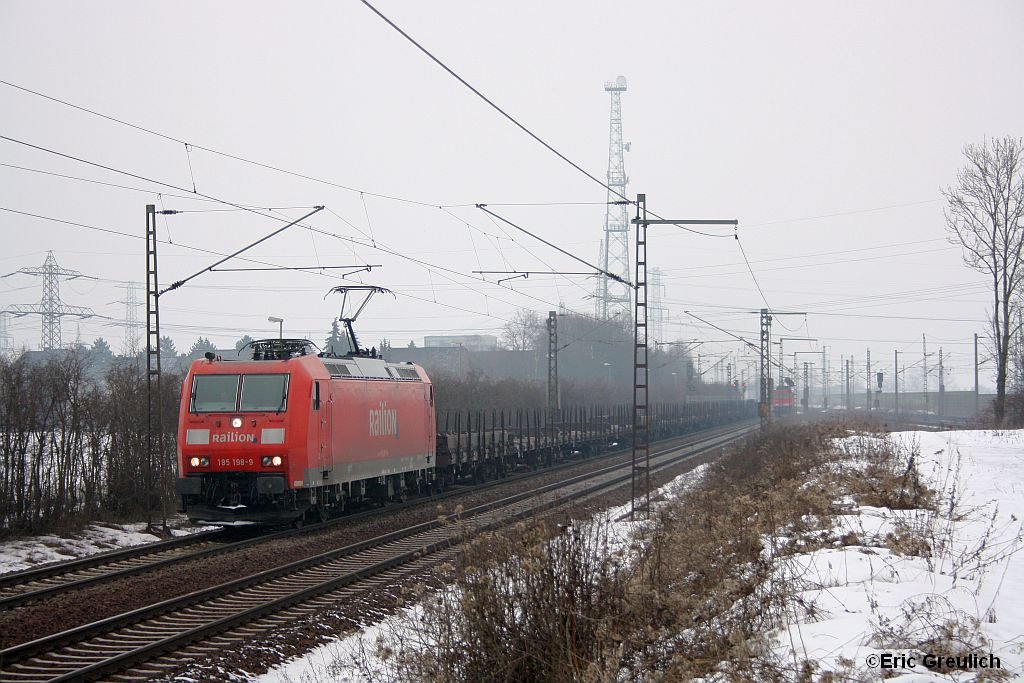 185 198 mit einem leeren Zug bestehend aus res-Wagen am 6.2.2010. in Ahlten.