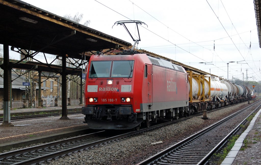 185 199 steht am 15.04.10 vor einem roten Signal in Leutzsch. Sie musste einen ICE durchlassen bevor sie auf den Gterring einbiegen konnte.