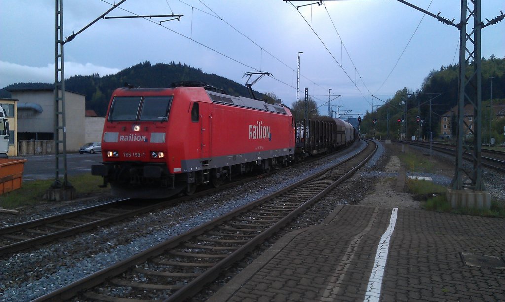 185 199 trifft am 06.05.2012 mit einem gemischten Gterzug in Pressig-Rothenkirchen ein. 