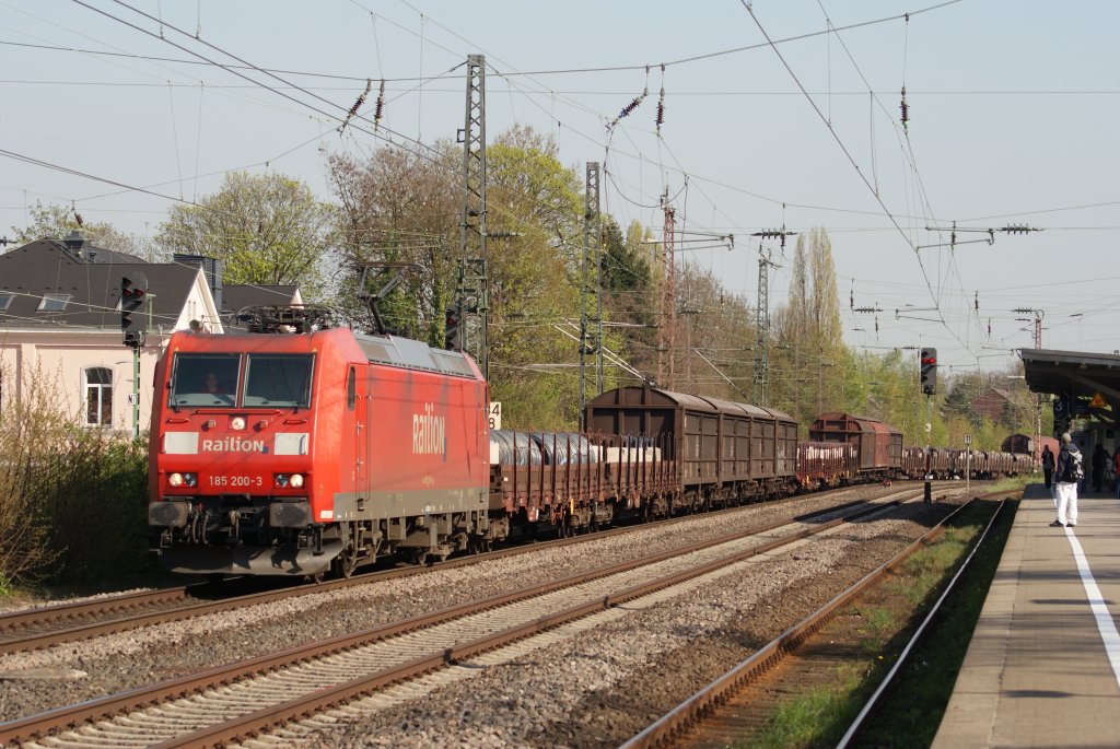 185 200-3 mit einem gemischtem Gterzug in Hilden am 22.04.2010