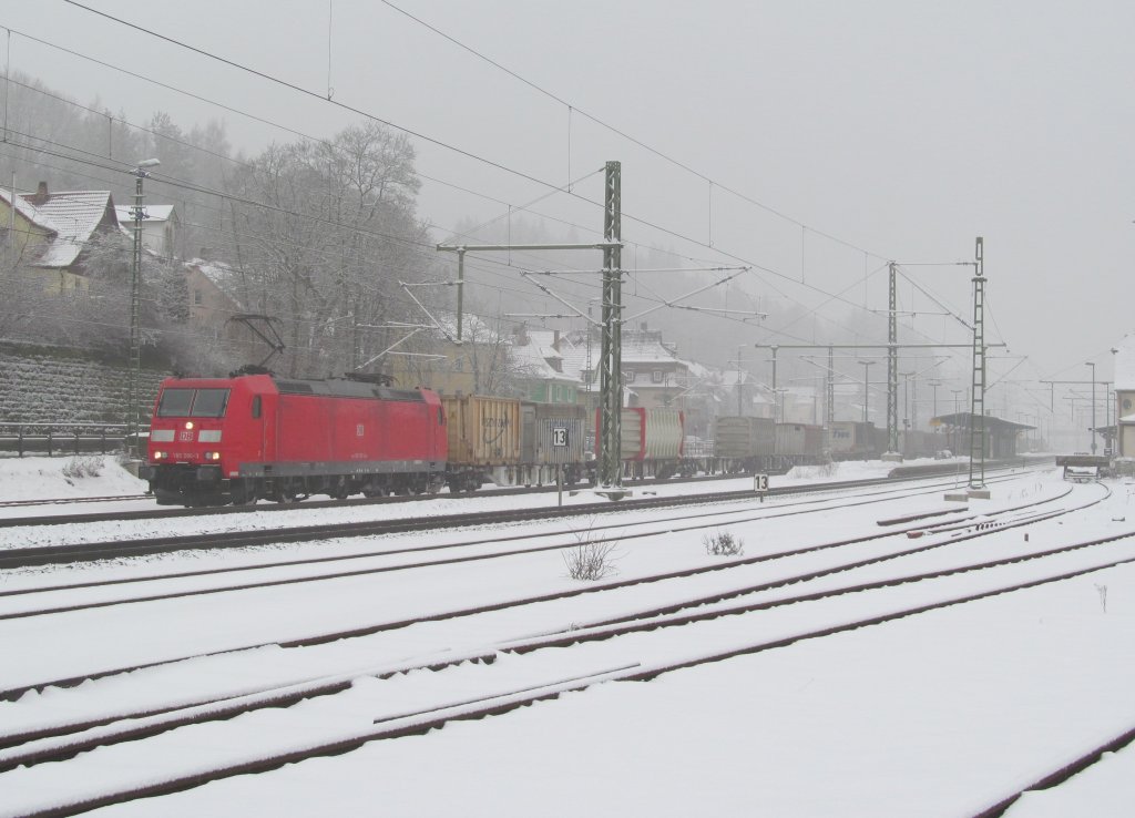 185 200-3 zieht am 16. Februar 2013 einen KLV/Containerzug aus Kronach heraus.