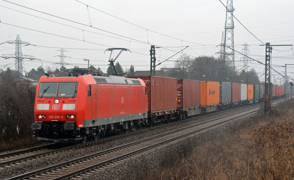 185 200 befrderte am 11.04.13 einen Containerzug aus Richtung Lehrte kommend durch Ahlten Richtung Hannover.