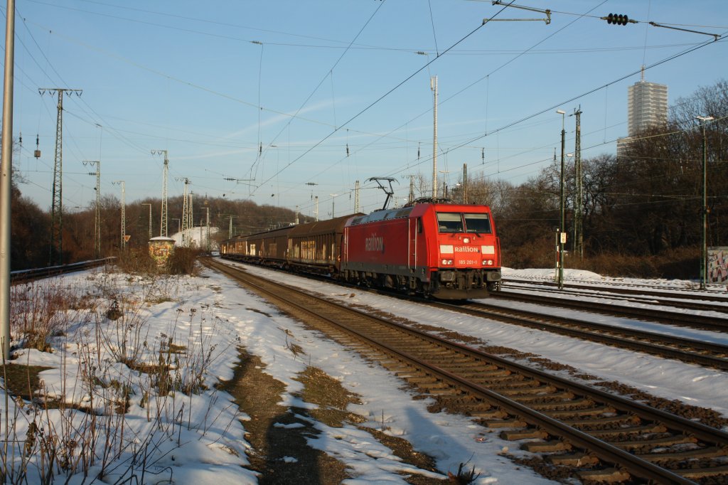 185 201-1 befhrt mit einem H-Wagen Ganzzug den Bft Kln West Richtung Sden am 05.01.2011