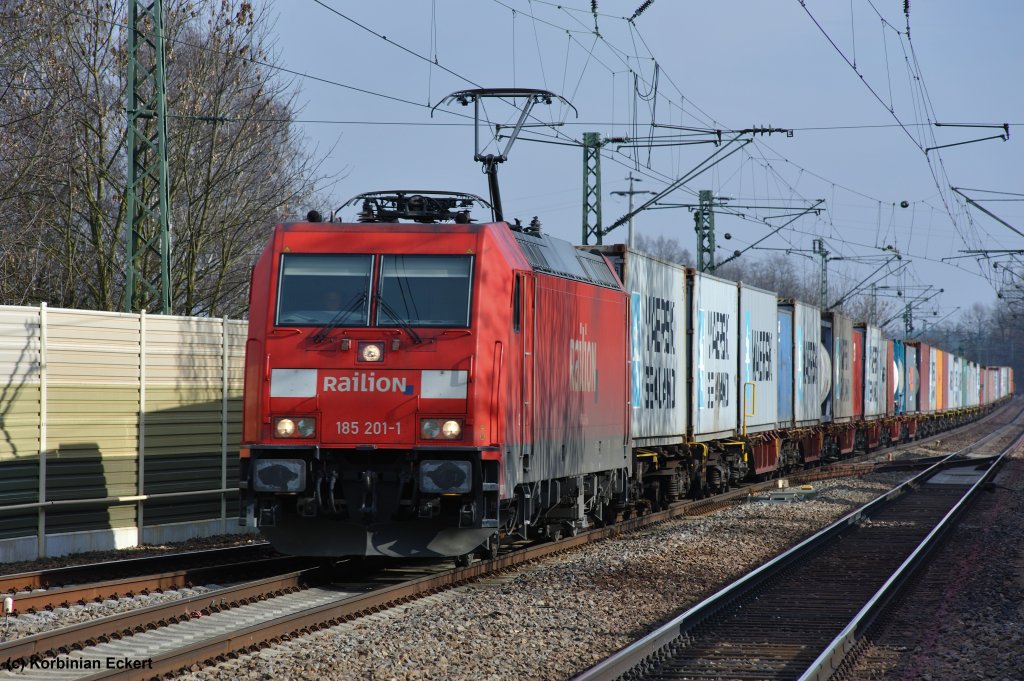 185 201-1 mit einem Containerzug Richtung Regensburg bei der Durchfahrt in Snching, 12.03.2011
